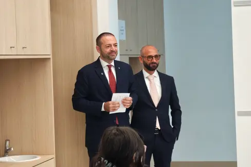 La scuola non è solo un edificio, ma un simbolo: un luogo dove le idee prenderanno forma. Gli spazi educativi non sono solo contenitori fisici, ma condizionano e influenzano ciò che si apprende, ha dichiarato il vicepresidente Marco Galateo in occasione dell'inizio del nuovo anno scolastico alle scuole Ada Negri. Nella foto, il vicepresidente con il dirigente scolastico Diego Paolizzi. (Foto USP)