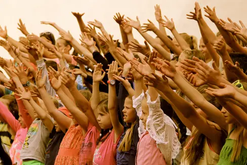 Al’enes de mujiga da d‘instà se scrij ite dantaldut sculeies y sculées dla scoles de mujiga dai 10 ai 19 ani. (Foto: USP)