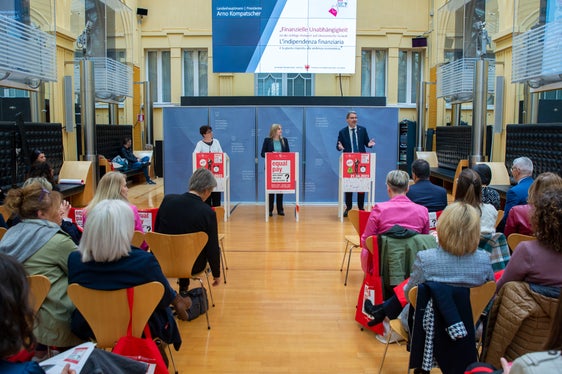 La presidente Oberhammer (al centro) e la vicepresidente Califano (a sinistra), insieme al presidente Kompatscher (a destra), hanno presentato oggi le campagne Equal Pay Day 2023 (Foto: ASP/Fabio Brucculeri)