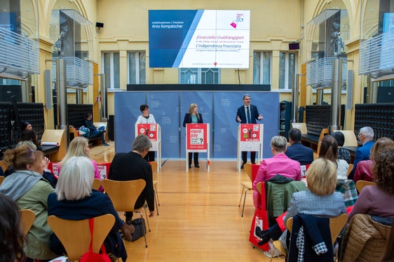 La presidente Oberhammer (al centro) e la vicepresidente Califano (a sinistra), insieme al presidente Kompatscher (a destra), hanno presentato oggi le campagne Equal Pay Day 2023 (Foto: ASP/Fabio Brucculeri)