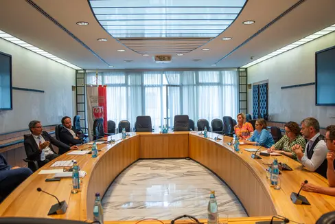 I tavoli tecnici dovranno chiarire le questioni in vista delle trattative ufficiali per il contratto collettivo: questo è quanto hanno concordato (da sinistra) il direttore generale Steiner, il presidente Kompatscher e l'assessore provinciale Achammer con i rappresentanti sindacali delle scuole a carattere statale. (Foto: ASP/Fabio Brucculeri)