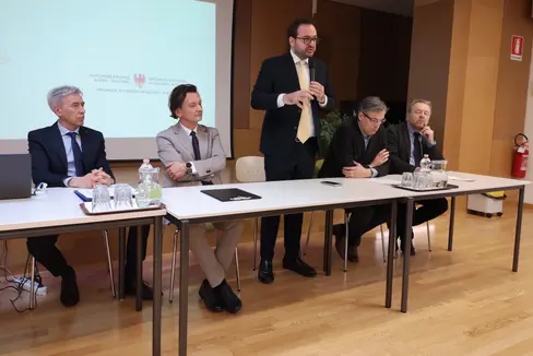 Neue Ausbildung zum zertifizierten Jugendarbeiter oder zur zertifizierten Jugendarbeiterin (youth worker) vorgestellt (v. l.): Schuldirektor Conci, Schulamtsleiter Gullotta, Landesrat Galateo, Berufsbildungsdirektor Delpero und Irecoop-Präsident Grata. (Foto: LPA/Luca Ciprari).