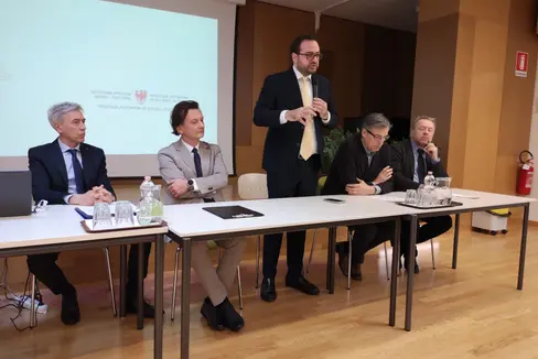 Si è tenuta oggi (21 marzo) alla Scuola provinciale per le professioni sociali Lévinas di Bolzano la conferenza stampa di presentazione della qualificazione professionale di “Youth worker”, promotore e promotrice di politiche giovanili. Nella foto (da sinistra) il direttore Alberto Conci, il sovrintendente Vincenzo Gullotta, il vicepresidente della Provincia Marco Galateo, il direttore della Formazione professionale Giuseppe Delpero e il presidente di Irecoop Andrea Grata (Foto: ASP/Luca Ciprari).
