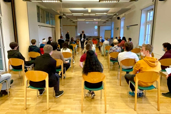 Der gestrige Auftakt der 25. Mathematik-Modellierungswoche in Tramin: Begrüßung durch die Koordinatoren der Modellierungswoche, Matthias Ratering und Iris Gatterer (Foto: LPA/Deutsche Bildungsdirektion/Christof Wiedemair)