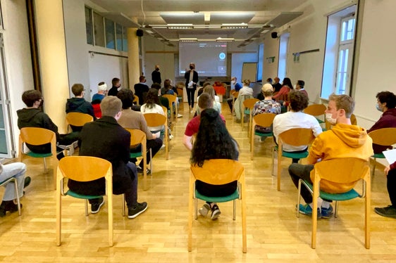 Der gestrige Auftakt der 25. Mathematik-Modellierungswoche in Tramin: Begrüßung durch die Koordinatoren der Modellierungswoche, Matthias Ratering und Iris Gatterer (Foto: LPA/Deutsche Bildungsdirektion/Christof Wiedemair)