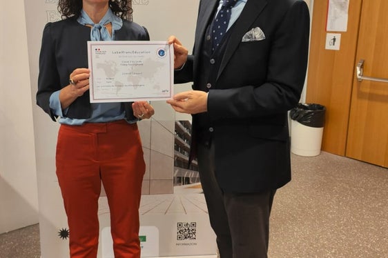 Der französische Generalkonsul François Revardeaux hat heute (6. Oktober) Schuldirektorin Cristina Crepaldi die Auszeichnung Label FrancEducation überreicht. (Foto: LPA)