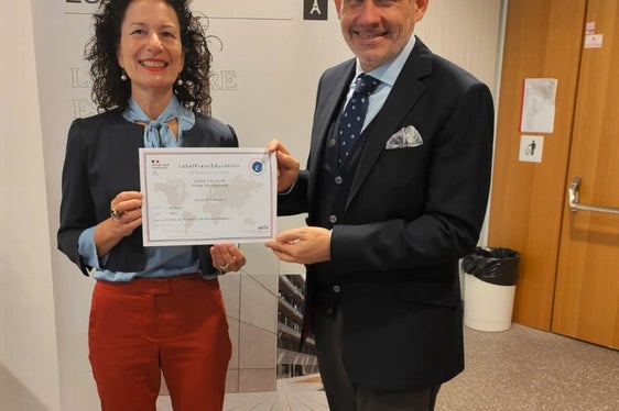 Der französische Generalkonsul François Revardeaux hat heute (6. Oktober) Schuldirektorin Cristina Crepaldi die Auszeichnung Label FrancEducation überreicht. (Foto: LPA)