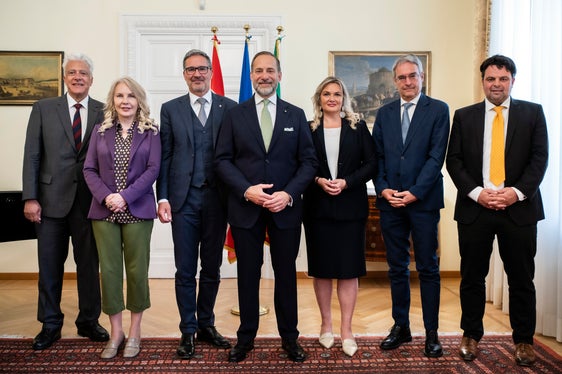L'ambasciatore austriaco in Italia, Michael Rendi (al centro), ha ricevuto il presidente della Provincia Arno Kompatscher (terzo da sinistra) il giorno successivo all'approvazione della riforma dell'Autonomia. All’incontro hanno partecipato (da sinistra): il console generale Wolfgang Lukas Strohmayer, la senatrice Julia Unterberger, Arno Kompatscher, Michael Rendi, la deputata Renate Gebhard, il deputato Dieter Steger e il senatore Meinhard Durnwalder. (Foto: USP/Ivo Corrà)