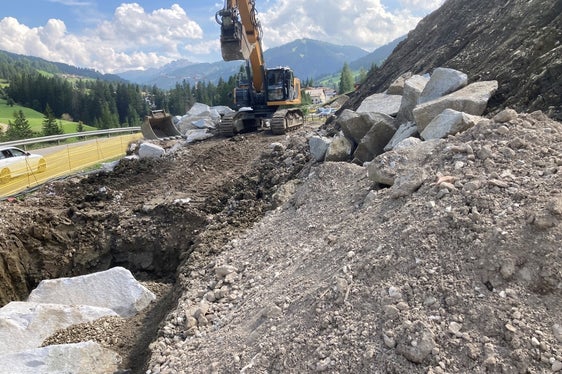 Die Arbeiten an der Straße bei Puntac im Gadertal sind aufgrund der schwierigen geologischen Verhältnisse sehr aufwendig. Vor allem geht es darum, die Stabilität des Hangs zu verbessern. Das lehmige Material ist besonders anfällig, wenn Wasser eindringt. (Foto: LPA/Landesabteilung Tiefbau)