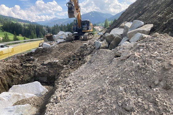 I lavori sulla strada vicino a Puntac, in Val Badia, sono molto complessi a causa delle difficili condizioni geologiche. L'obiettivo principale è quello di migliorare la stabilità del pendio. Il materiale argilloso è particolarmente sensibile alle infiltrazioni d'acqua. (Foto: USP/Ripartizione Infrastrutture)