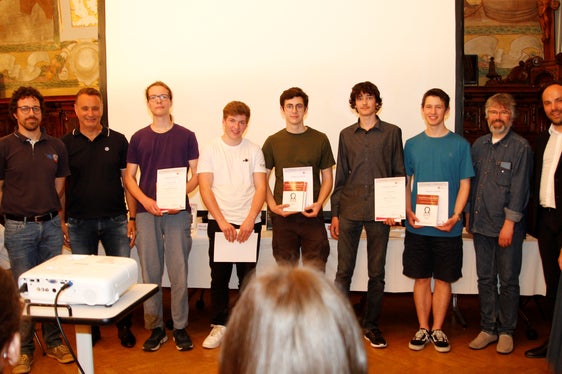 Die Schüler Emil Bertrand Mair, Technologische Fachoberschule Meran, Mattia Mussner, Technologische Fachoberschule Bozen, Max Mirandola, TFO Bozen, David Mairhofer, TFO Brixen, Maximilian Pardatscher, TFO Bozen und Matthias Mair, Realgymnasium Bruneck, haben sich mit Erfolg am territorialen Wettbewerb der Olimpiadi Italiane di Informatica beteiligt. (Foto: LPA/Bildungsdirektion/Verena Hilber)