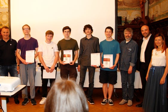 Die Schüler Emil Bertrand Mair, Technologische Fachoberschule Meran, Mattia Mussner, Technologische Fachoberschule Bozen, Max Mirandola, TFO Bozen, David Mairhofer, TFO Brixen, Maximilian Pardatscher, TFO Bozen und Matthias Mair, Realgymnasium Bruneck, haben sich mit Erfolg am territorialen Wettbewerb der Olimpiadi Italiane di Informatica beteiligt. (Foto: LPA/Bildungsdirektion/Verena Hilber)