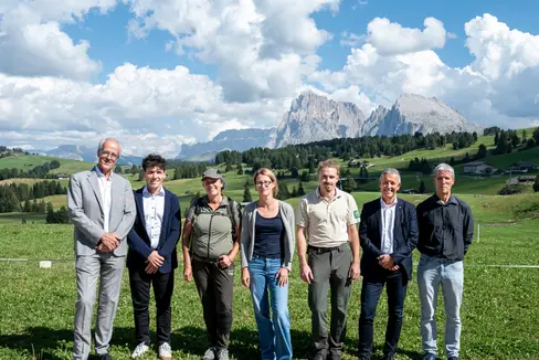 Gemeinsamer Einsatz für den Erhalt der Naturlandschaft (von rechts): Leo Hilpold, Direktor des Landesamtes für Natur, Landesrat Peter Brunner, Naturpark Ranger Anton Schönberger, Elisabeth Berger, Koordination Dolomiten UNESCO Welterbe, Südtirol Alto Adige Rangerin Michaela Prister, Martin Rabensteiner, Direktor von Seiser Alm Marketing, und Florian Zerzer, Direktor der Landesabteilung Natur, Landschaft und Raumentwicklung. (Foto: LPA/Fabio Brucculeri)