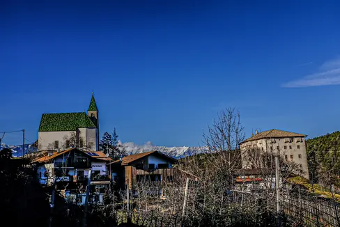 La foto del mese di febbraio: Tesimo illuminato dal sole. (Foto: Martin Geier)