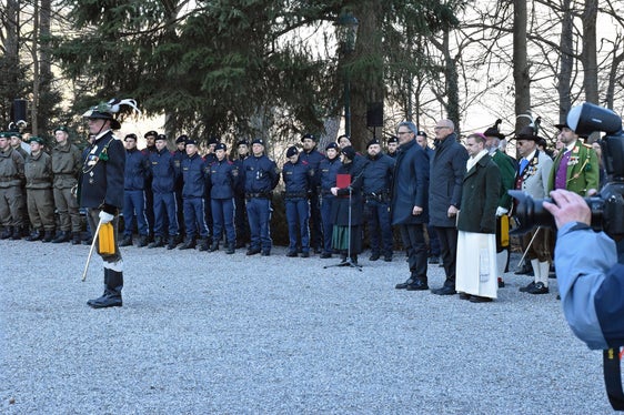 I presidenti Arno Kompatscher e Anton Mattle e l'abate Leopold di Wilten hanno partecipato alla commemorazione di Andreas Hofer sul Bergisel. (Foto: Land Tirol/Schwarz)