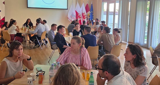 Euregio-Cafè: alcuni giovani che si occupano professionalmente di tematiche europee a Bruxelles hanno fornito consigli e informazioni su come entrare nel mondo del lavoro europeo. (Foto: Euregio)