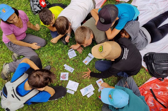 Bei viel Information zur Entstehung der Au, zu Neophyten und Schutzgebieten blieb Zeit für das gemeinsame Spielen: Naturschutz soll auch Spaß machen. (Foto: LPA/Amt für Natur/Elias Ladurner)