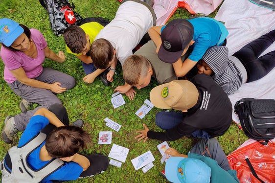 Bei viel Information zur Entstehung der Au, zu Neophyten und Schutzgebieten blieb Zeit für das gemeinsame Spielen: Naturschutz soll auch Spaß machen. (Foto: LPA/Amt für Natur/Elias Ladurner)