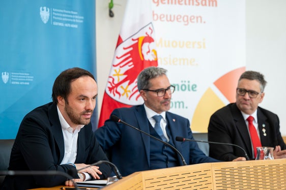 Bei der an die dreistündige Sitzung anschließenden Pressekonferenz ging Landesrat Philipp Achammer (von links) auf den Ausbildungsstandort Bruneck ein. Mit ihm gaben Landeshauptmann Arno Kompatscher und Bezirkspräsident Robert Alexander Steger der Presse Auskunft. (Foto: LPA/Fabio Brucculeri)