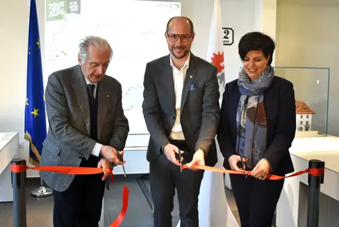 Da sinistra il presidente del GS Alto Garda organizzatore del Tour of the Alps Giacomo Santini, l'assessore tirolese al turismo Mario Gerber e la presidente del GECT Euregio Connect Karin Seiler tagliano il nastro della mostra interattiva sulla corsa a tappe ospitata dall'Infopoint dell'Euregio di Innsbruck (Foto: Ufficio stampa Land Tirol)