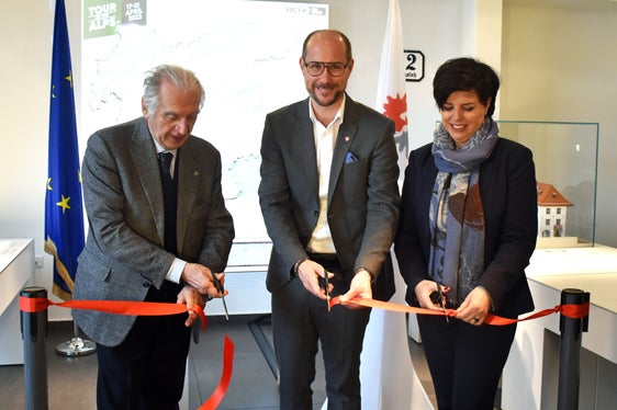 Giacomo Santini, Präsident des Tour-of-the-Alps-Veranstalters Gruppo Sportivo Alto Garda, Tirols Tourismuslandesrat Mario Gerber und EVTZ Euregio Connect-Präsidentin Karin Seiler (v.l.) eröffneten die Ausstellung zur Tour of the Alps, die im Euregio-Infopoint in Innbruck zu besichtigen ist. (Foto: Land Tirol)
