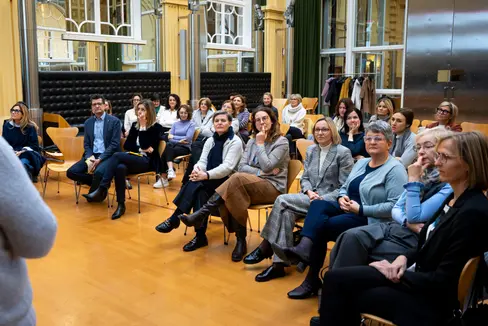 Die Initiative Frauen in Führung! Donne Leader vereint die weiblichen Führungskräfte der Landesverwaltung. Rund 40 Frauen haben sich vor Kurzem zu einem Netzwerktreffen mit Landesrätin Amhof (4.v.r., vorne) getroffen. (Foto: LPA/Fabio Brucculeri)