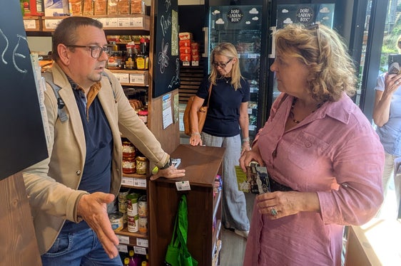 Landesrätin Rosmarie Pamer (rechts) im Gespräch mit Genossenschaftsobmann Felix Ploner (links), dahinter (Mitte) Amtsdirektorin Manuela Paulmichl. (Foto: LPA/Hannes Wisthaler)