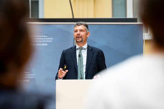 “Il multilinguismo è un tema fondamentale per la nostra scuola, perché rappresenta un vantaggio per l'apprendimento delle lingue, ma ha anche un effetto positivo sull'interdisciplinarità, sulla flessibilità e sulla collaborazione”, ha sottolineato l'assessore Daniel Alfreider. (Foto: USP/Fabio Brucculeri)