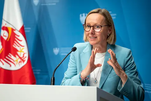 Orientierungspraktika sind eine Brücke zwischen Schule oder Studium und Arbeitswelt. Junge Menschen sammeln dabei berufsrelevante Erfahrungen, während Betriebe sich auf diesem Weg als attraktive zukünftige Arbeitgeber positionieren können, erläuterte Arbeitslandesrätin Magdalena Amhof in der Pressekonferenz nach der Sitzung der Landesregierung. (Foto: LPA/Fabio Brucculeri)
