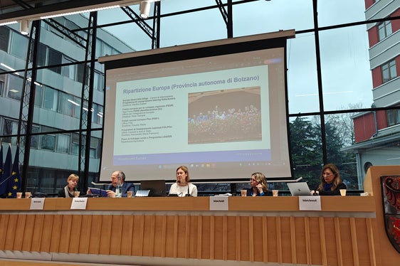 Per una mattinata, i relatori hanno parlato della Commissione europea, delle sue istituzioni, dei suoi membri, dei primi 100 giorni di mandato e dei numerosi programmi di finanziamento che possono essere offerti in Alto Adige e in Trentino grazie ai fondi dell'UE. (Foto: USP)