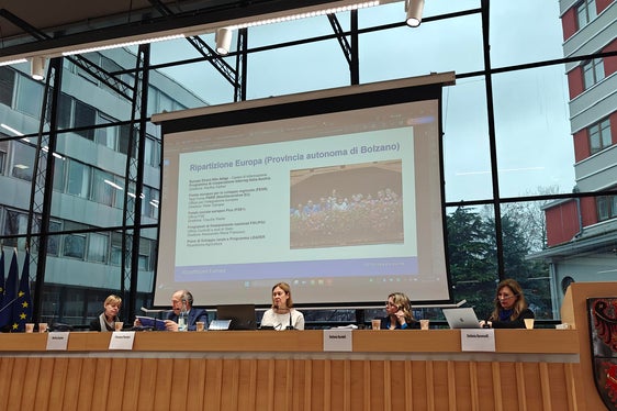 Per una mattinata, i relatori hanno parlato della Commissione europea, delle sue istituzioni, dei suoi membri, dei primi 100 giorni di mandato e dei numerosi programmi di finanziamento che possono essere offerti in Alto Adige e in Trentino grazie ai fondi dell'UE. (Foto: USP)