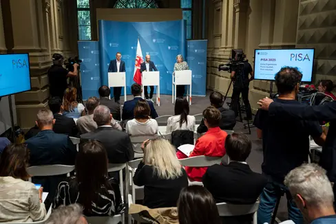 Die drei Führungskräfte der Landesevaluationsstellen und die drei Bildungslandesräte haben am 10. September die Südtiroler Ergebnisse der OECD-PISA-Studie im Pressesaal im Landhaus 1 in Bozen vorgestellt. (Foto: LPA/Fabio Brucculeri)