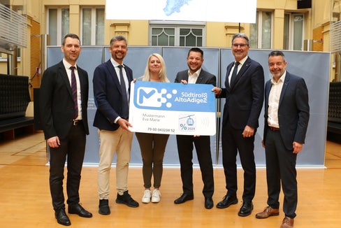 Nella foto da sinistra a destra: il direttore del Dipartimento Infrastrutture e Mobilità, Martin Vallazza, l'assessore Daniel Alfreider, Gunde Bauhofer (direttrice del Centro Tutela Consumatori Utenti), Helmuth Sartori (presidente dell'Associazione Esercenti Funiviari dell'Alto Adige), il presidente della Provincia Arno Kompatscher e Joachim Dejaco (direttore Generale di Sta - Strutture Trasporti Alto Adige SpA). (Foto: ASP/Ingo Dejaco)