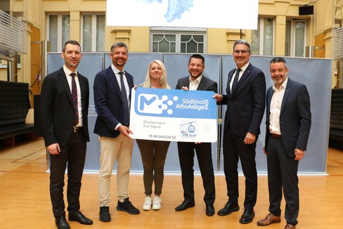 Nella foto da sinistra a destra: il direttore del Dipartimento Infrastrutture e Mobilità, Martin Vallazza, l'assessore Daniel Alfreider, Gunde Bauhofer (direttrice del Centro Tutela Consumatori Utenti), Helmuth Sartori (presidente dell'Associazione Esercenti Funiviari dell'Alto Adige), il presidente della Provincia Arno Kompatscher e Joachim Dejaco (direttore Generale di Sta - Strutture Trasporti Alto Adige SpA). (Foto: ASP/Ingo Dejaco)