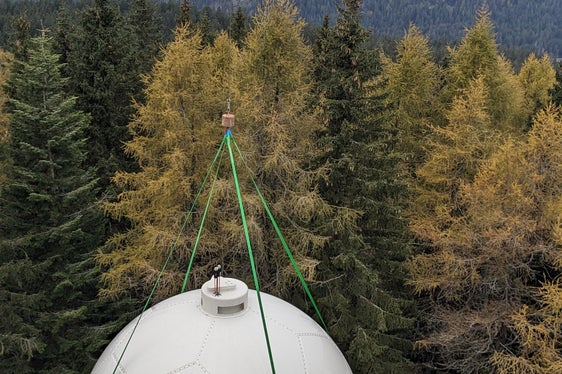 In diesen Tagen wurde auf dem Turm das Radom installiert, das die Antenne vor Witterungseinflüssen schützt. (Foto: LPA/Dienst für Risikoprävention und CUE Trient)