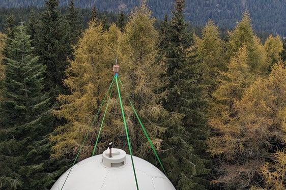 In diesen Tagen wurde auf dem Turm das Radom installiert, das die Antenne vor Witterungseinflüssen schützt. (Foto: LPA/Dienst für Risikoprävention und CUE Trient)
