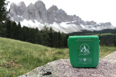 Der praktische Mehrweg-Rucksackaschenbecher aus großteils recyceltem Kunststoff findet in jedem Rucksack Platz und ist ab sofort kostenlos in den sieben Naturparkhäusern Südtirols erhältlich. (Foto: Landesamt für Natur/Andrea Leitner)