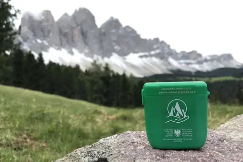 Der praktische Mehrweg-Rucksackaschenbecher aus großteils recyceltem Kunststoff findet in jedem Rucksack Platz und ist ab sofort kostenlos in den sieben Naturparkhäusern Südtirols erhältlich. (Foto: Landesamt für Natur/Andrea Leitner)