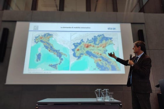 Das Mobilitätsmanagement in Unternehmen stand im Mittelpunkt einer Fachtagung in Bozen, im Bild Prof. Matteo Colleoni von der Universität Mailand Bicocca. (Foto: Sta - Südtiroler Transportstrukturen AG)