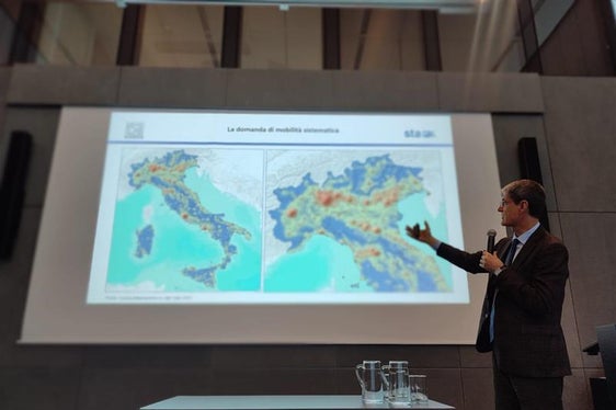 Das Mobilitätsmanagement in Unternehmen stand im Mittelpunkt einer Fachtagung in Bozen, im Bild Prof. Matteo Colleoni von der Universität Mailand Bicocca. (Foto: Sta - Südtiroler Transportstrukturen AG)