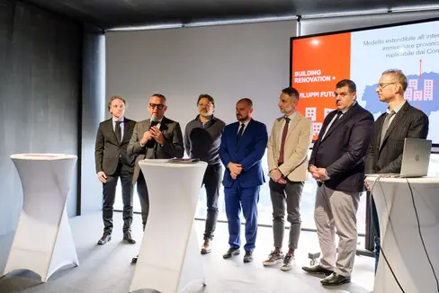 Das Projekt Building Renovation+ wurde heute (Montag, 2. Dezember 2024) vorgestellt. Im Bild (von links): Sergio Lovecchio, Landesrat Christian Bianchi, Ulrich Klammsteiner der Generaldirektor der Klimahaus-Agentur, Abteilungsdirektor Daniel Bedin, Marco Massaria von ENGIE, Francesco Righi von Dolomiti Energia und Marco Castagna vom Institut für Erneuerbare Energie der EURAC. (Foto: LPA/Gianluca Crocco)