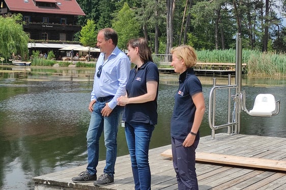 L'assessore provinciale Vettorato (nella foto a sinistra) con Alberta Stenico e Renate Alber del Laboratorio biologico provinciale durante il sopralluogo al laghetto di Fiè. Anche quest'anno la qualità dell'acqua in tutti gli otto laghi balneabili dell'Alto Adige è eccellente. (Foto: ASP/Laboratorio Biologico)