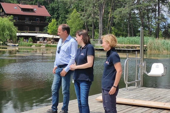 L'assessore provinciale Vettorato (nella foto a sinistra) con Alberta Stenico e Renate Alber del Laboratorio biologico provinciale durante il sopralluogo al laghetto di Fiè. Anche quest'anno la qualità dell'acqua in tutti gli otto laghi balneabili dell'Alto Adige è eccellente. (Foto: ASP/Laboratorio Biologico)