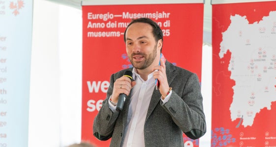 L'assessore provinciale alla cultura in lingua tedesca Philipp Achammer: “Con la loro interconnessione, i musei dell'Euregio creano uno spazio in cui la conoscenza e la cultura non solo vengono preservate, ma anche rese vivibili in modo sostenibile e vivo”. (Foto: USP/Daniel Von Johnston)