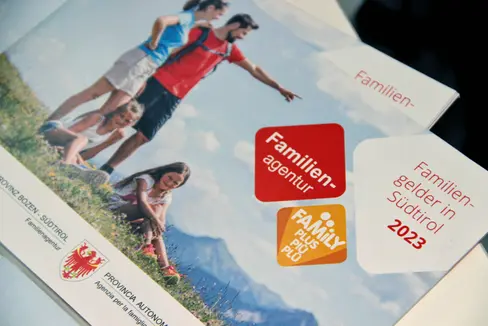 Der Familienbeirat hat sich mit den Leistungen für Familien in Südtirol befasst und spricht sich für Anpassungen beim Landeskindergeld aus. (Foto: LPA/Greta Stuefer)