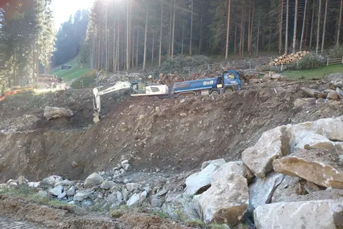 L'Ufficio per la sistemazione dei bacini montani Est riprende i lavori per la protezione dalle inondazioni di Riobianco realizzando una barriera di contenimento sul rio di Mezzo (Foto: ASP/Ufficio per la sistemazione dei bacini montani Est)