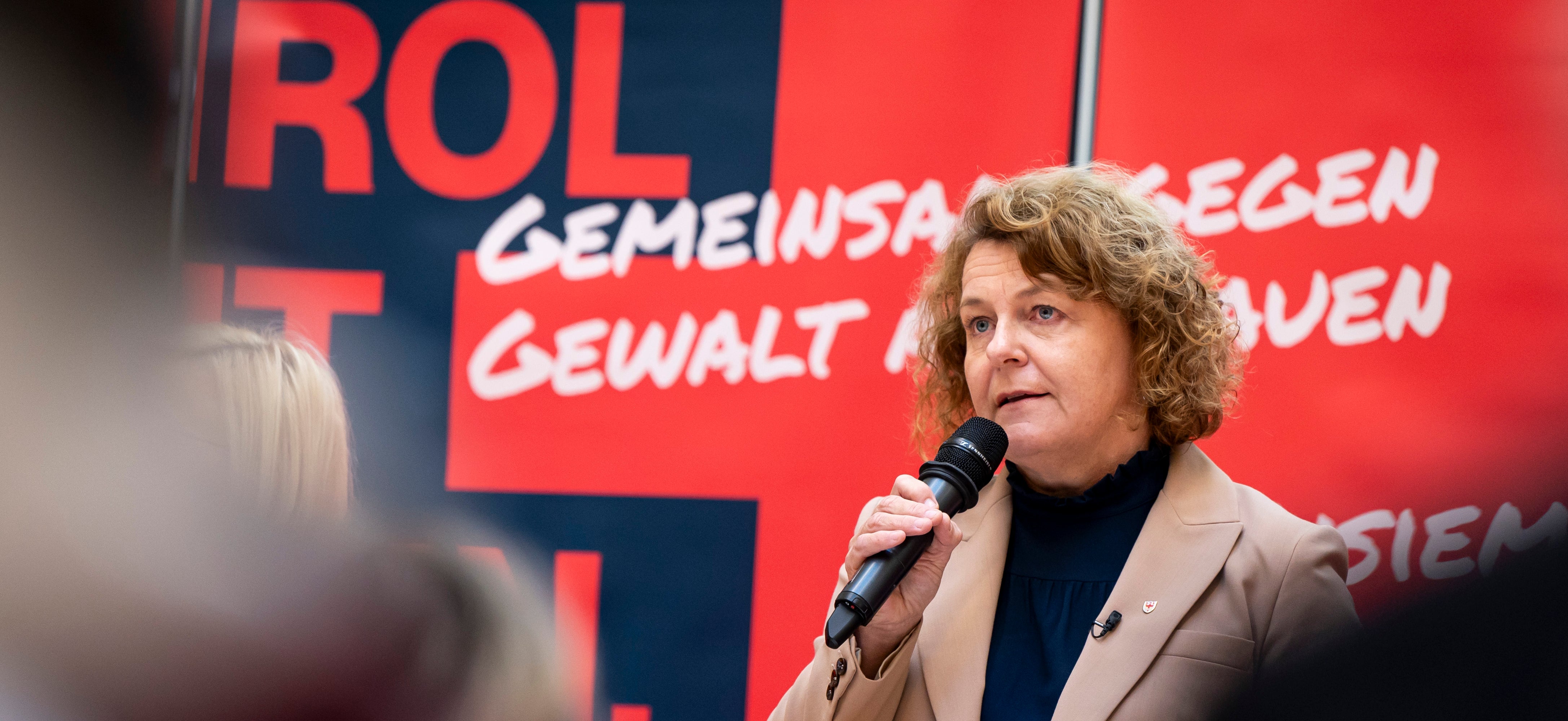 “La violenza non è mai una questione privata. Chiunque abbia subito violenza e intraprenda un'azione legale deve essere supportata in modo competente e adeguato, ha detto l'assessora alla Coesione sociale Rosmarie Pamer (Foto: USP/Fabio Brucculeri)