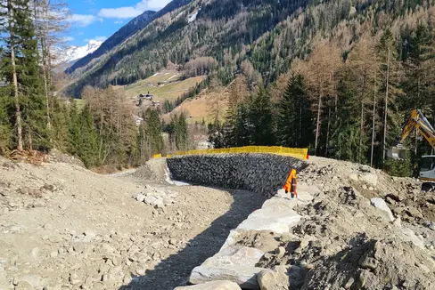 L'Ufficio sistemazione bacini montani Est ha messo in sicurezza il rio di Valle a San Giacomo in Valle Aurina con due nuovi argini deviatori (Foto:ASP/Ufficio sistemazione bacini montani Est)