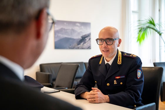 Raffaele Federici betonte, wie wichtig Prävention, digitale Bildung und Sensibilisierung bei der Bekämpfung von Straftaten im Netz seien. (Foto: LPA/Fabio Brucculeri)