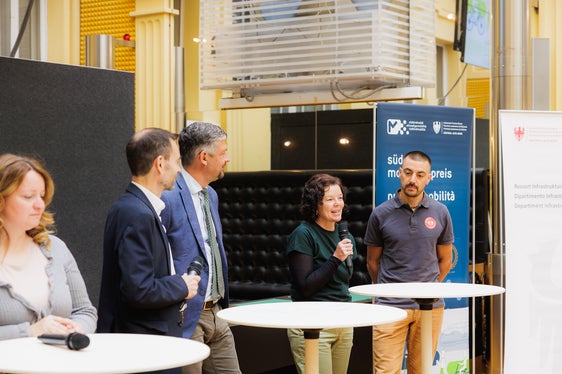 Come ha sottolineato Karin Mühlsteiger del Comprensorio scolastico di Vipiteno e del nature house (1° posto 2022 e Premio speciale della giuria 2025), poter contare sulla mobilità sostenibile significa migliorare la qualità della propria vita. (Foto: USP/STA/Ivan Brentegani)